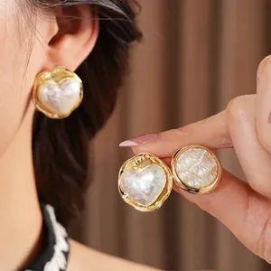 Boucles d'oreilles cœur et rondes plaquées or 16 carats avec incrustation de perles