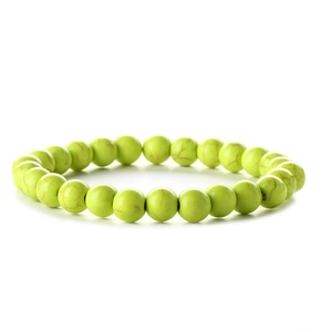 Detail eines 8 mm gelbgrünen Naturstein-Perlenarmbands mit polierter Marmorstruktur