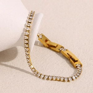 Gros plan du bracelet tennis plaqué or 18 carats avec zircons marquises et fermoir robuste
