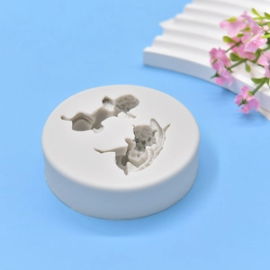 Stampo in silicone grigio con due angioletti per creare sapone, candele e decorazioni