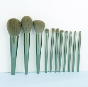 Détail d'un ensemble de 12 pinceaux de maquillage vert sauge mat avec poils synthétiques souples