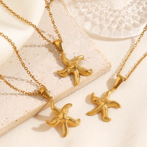 Colliers dorés avec pendentif étoile de mer sur pierre beige et soie pour les vacances