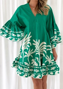 Detailansicht von V-Ausschnitt und Glockenärmeln am grünen Tropen-Print-Kleid