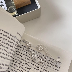 Minimalist S925 sterling silver chain bracelet featuring a pig nose link design on book pages