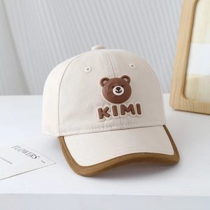 Détail d'une casquette bébé avec un patch ours 3D mignon et broderie KIMI de qualité