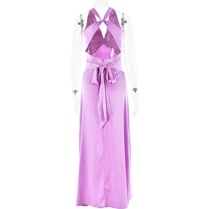 Détail de la robe en satin lilas avec bretelles croisées dans le dos et nœud décoratif
