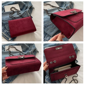 Vues détaillées du sac carré en daim rouge avec chaîne en métal et compartiment interne