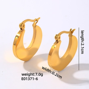 Detail view of gold U-shaped earrings showing dimensions 2.1cm and 7g weight