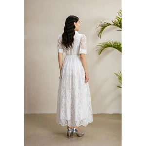 Robe longue en dentelle blanche à manches lanternes et jupe plissée, vue arrière mannequin