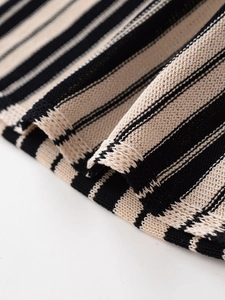 Gros plan du tissu tricoté à rayures beige et noir montrant la texture et le tissage