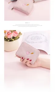 Gros plan du portefeuille rose en daim avec broderie de lapin mignon et de carotte