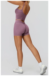 Dettaglio del set yoga viola con arricciatura posteriore, shorts a vita alta e top