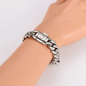 Bracelet gourmette en acier inoxydable argenté avec un fermoir à logo circulaire
