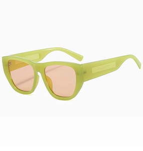 Détail de lunettes de soleil œil-de-chat rétro avec monture vert citron et verres orangés