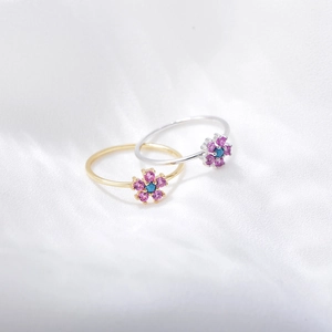 Elegant 925 silver flower ring with pink zircon petals and a turquoise stone center