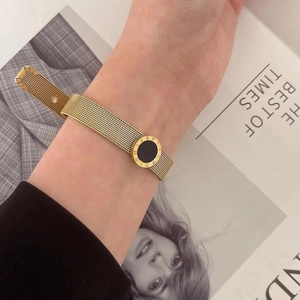 Elegantes goldenes Mesh-Armband mit römischen Ziffern und schwarzem Rundanhänger