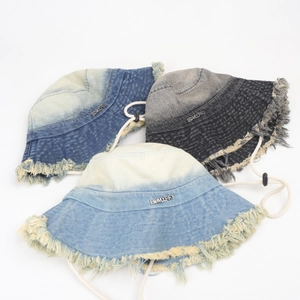 Bobs en jean effiloché bleu foncé, gris et bleu clair avec des cordons de serrage réglables