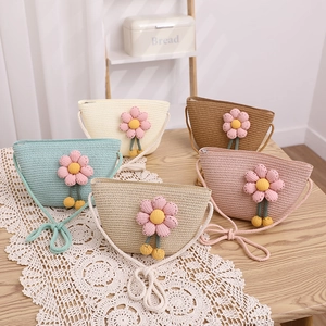 Détails de sacs en paille colorés pour enfants avec décorations florales faites à la main
