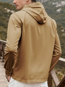 Felpa da uomo color kaki con vista posteriore e polsini elastici in scenario naturale