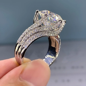 Anello di lusso a sei griffe con taglio rotondo e tripla fila di diamanti pavé
