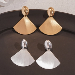 Chic fan-shaped geometric earrings in gold and silver finish with brushed metal texture