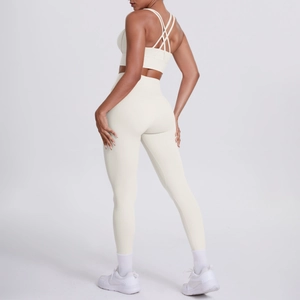 Détails de la brassière croisée et du legging de yoga taille haute en couleur crème