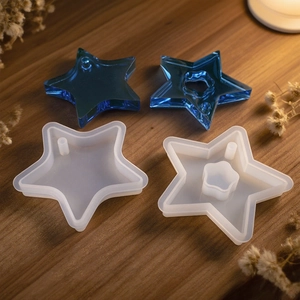 Moules en silicone étoile avec pendentifs en résine sur fond de bois rustique