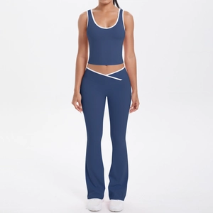 Ensemble de yoga bleu marine avec haut court et legging évasé à taille croisée et liseré blanc