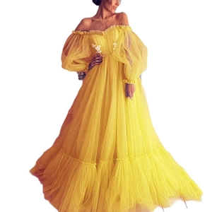 Elegantes, schulterfreies gelbes Tüllkleid mit Puffärmeln und weißen Blumen-Applikationen