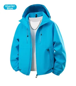 Détail de la veste coupe-vent bleu glacier avec poches zippées et capuche intégrée