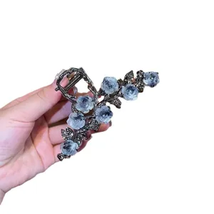 Pince à cheveux vintage française élégante avec fleurs de camélia dégradées bleues