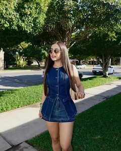 Vue détaillée du gilet en jean bleu foncé avec boutons vintage et coupe cintrée