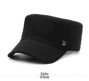 Détail d'une casquette militaire noire en coton avec un badge métallique sur le côté