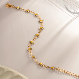 Detail of gold daisy bracelet with white petals and adjustable lobster clasp closure