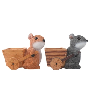 Set di due fioriere in resina a forma di scoiattolo con carrello rustico in legno