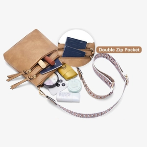 Dettaglio borsa a tracolla marrone con tasche zip e tracolla jacquard colorata regolabile