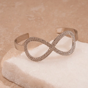 Dettaglio del bracciale rigido a infinito argento con pavé di cristalli bianchi brillanti