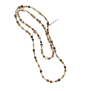 Sautoir vintage avec perles œil de tigre, ambre et perles nacrées sur fond blanc