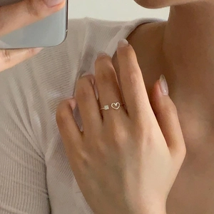Mirror selfie showing a gold heart-shaped zircon ring worn on a finger in daily style