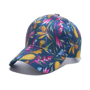 Berretto da baseball blu navy con stampe tropicali di uccelli e fiori a 45 gradi