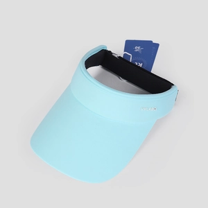 Dettaglio visiera parasole azzurra con etichetta UPF 50+ e ricamo UVLABEL