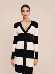 Robe longue en tricot rayé à manches longues avec décolleté en V et boutons élégants