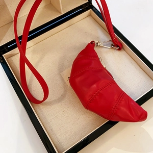 Makroansicht der roten Mini-Tasche als Halskette aus Kunstleder in Geschenkbox