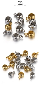 Vista macro di perle in acciaio inossidabile oro e argento con anello per gioielli fai-da-te