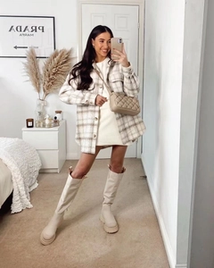 Guide de style avec veste chemise à carreaux grise et robe en tricot blanc en selfie miroir