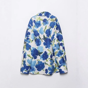 Vue arrière de l'élégante chemise en satin blanc à imprimé floral aquarelle bleu