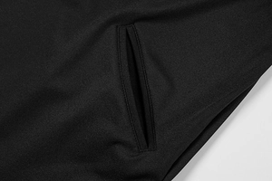 Détail macro de la poche latérale et des coutures de cette robe noire à manches longues