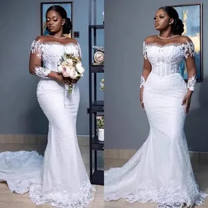Elegante witte zeemeermin trouwjurk met off-shoulder halslijn en lange kanten mouwen