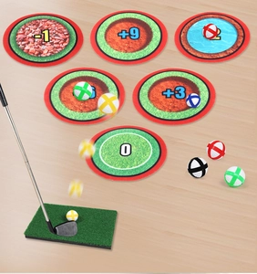 Détail du kit de golf avec tapis de frappe et cibles de score rondes colorées