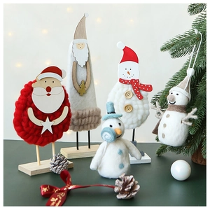 Détails d'ornements de bonhomme de neige et Père Noël en feutre avec socle en bois